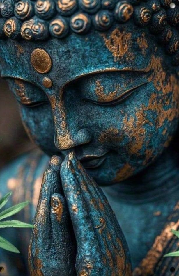 Bouddha bleu avec les mains jointes qui se recueille et médite.