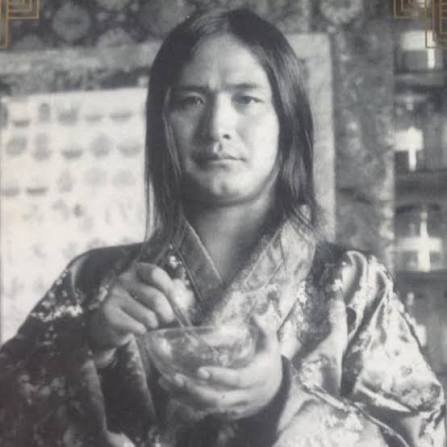 Photo ancienne en noir et blanc montrant le Dr Nida Chenagtsang en habit traditionnel tibétain, fondateur de l'école de médecine traditionnelle tibétaine Sorig Khang International