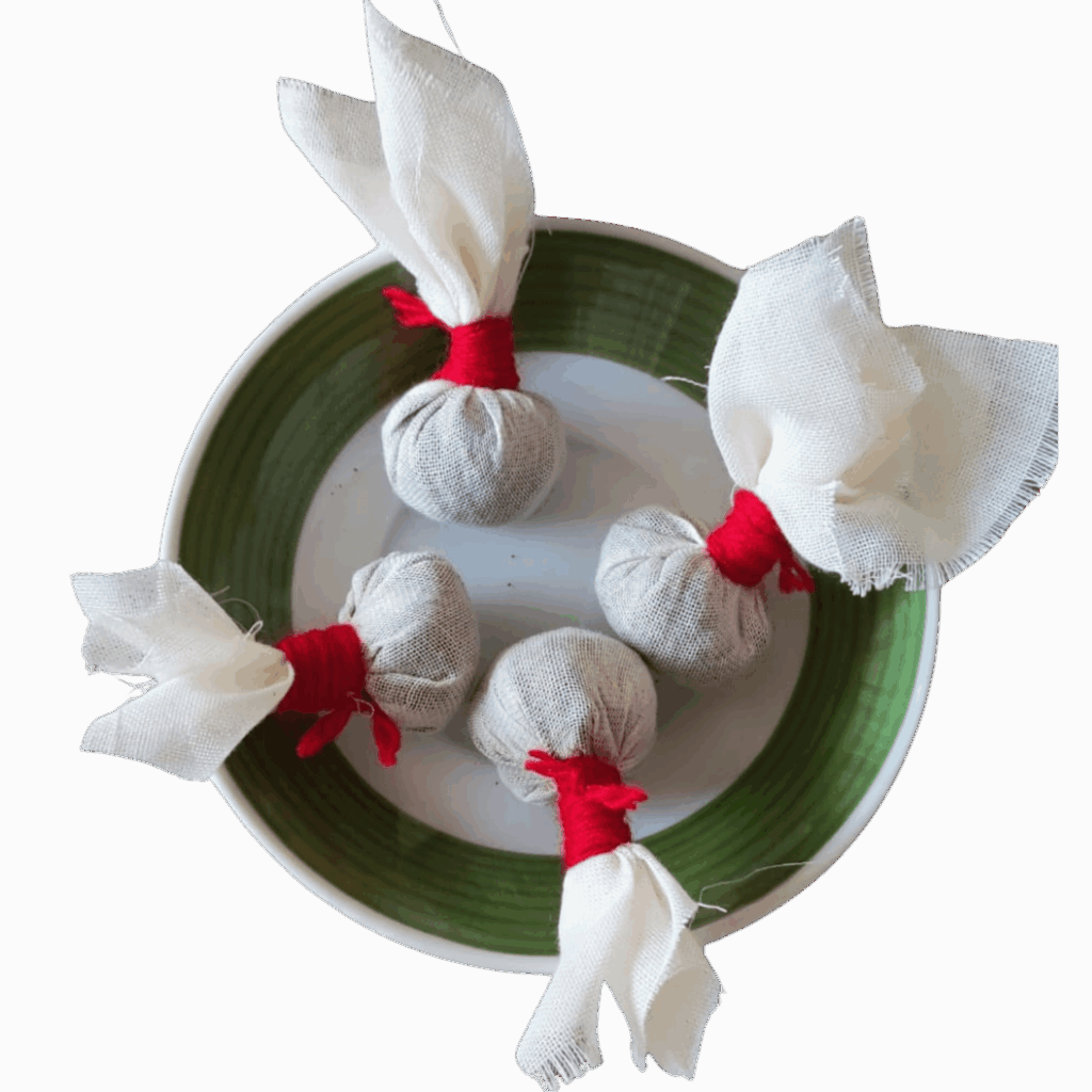 Pochons d'épices pour la moxibustion mongole fermés par un fil de laine rouge