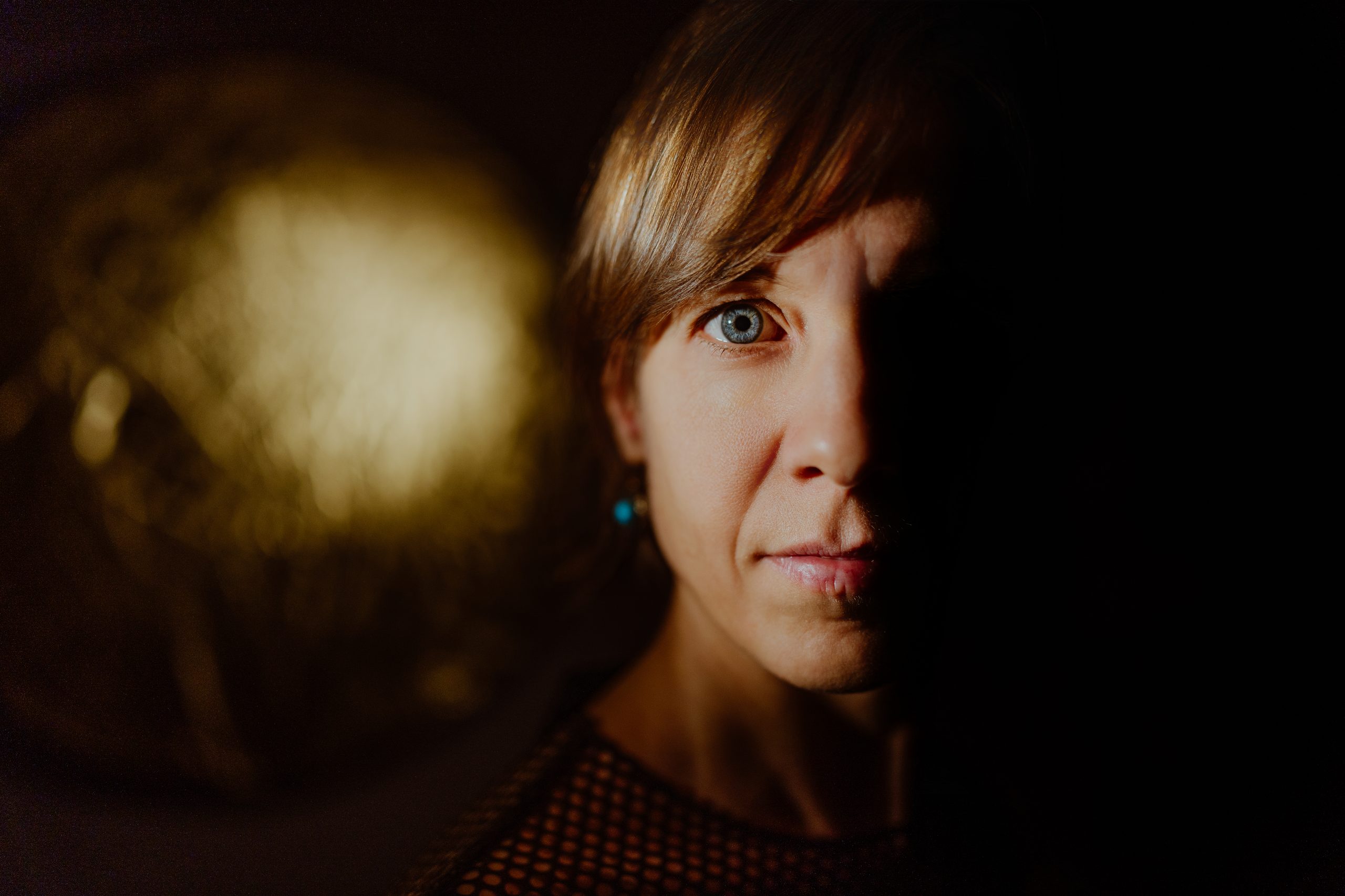 Visage féminin entre ombre et lumière